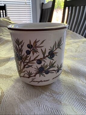 Villeroy & Boch White Ceramic Spice Jar with Blue Juniper Motif.